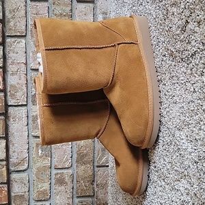 NWOT Koolaburra by UGG